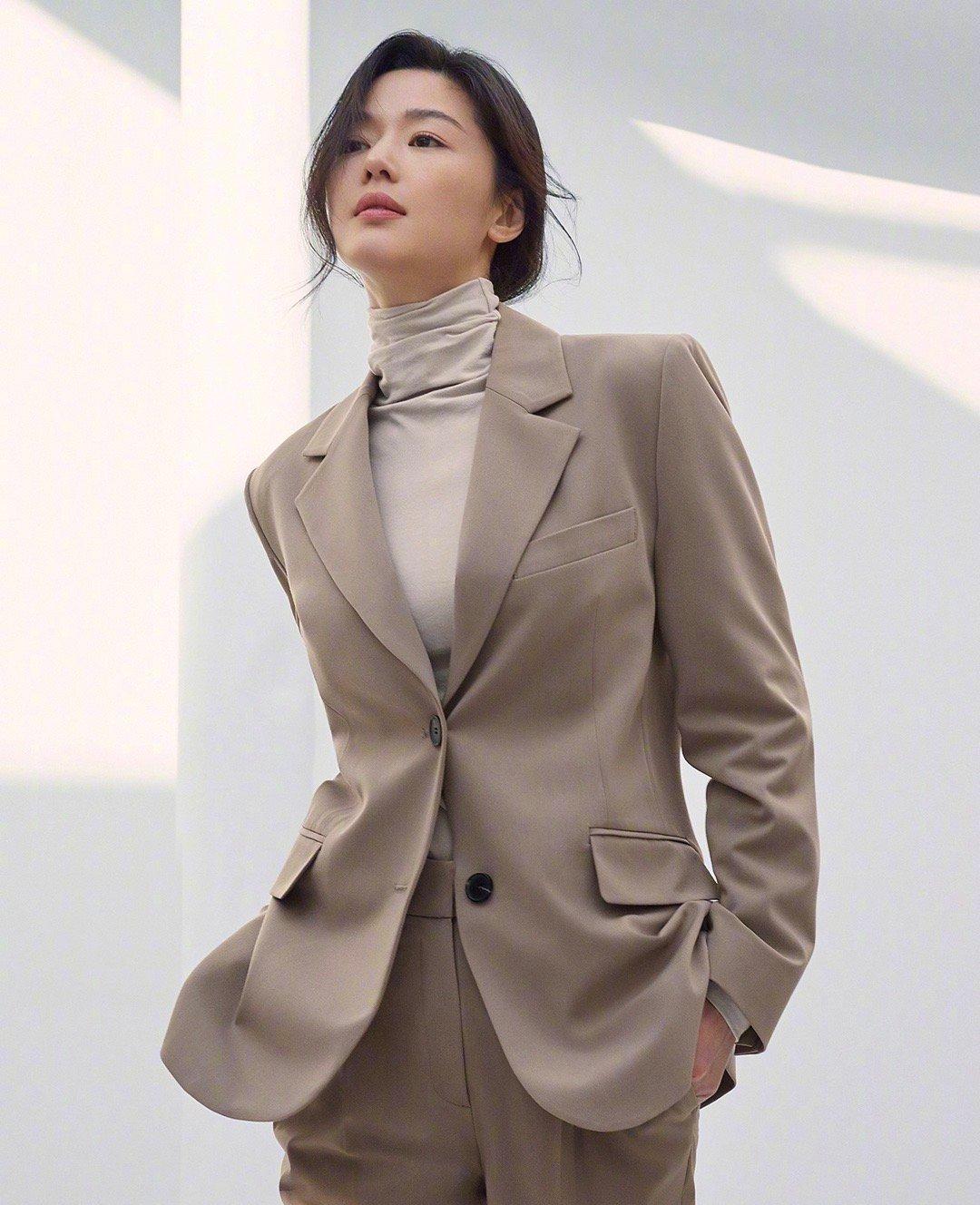 女性时尚职场健康趋势，最新时尚动态、职场发展与健康关注点解析